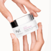 Fotografia delle mani che tengono Sensaging Crema Extralipid Riparatrice 50ml