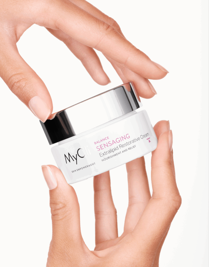 Fotografia delle mani che tengono Sensaging Crema Extralipid Riparatrice 50ml