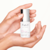 Fotografia delle mani che tengono Sensaging Milky Serum Riparatore 30ml