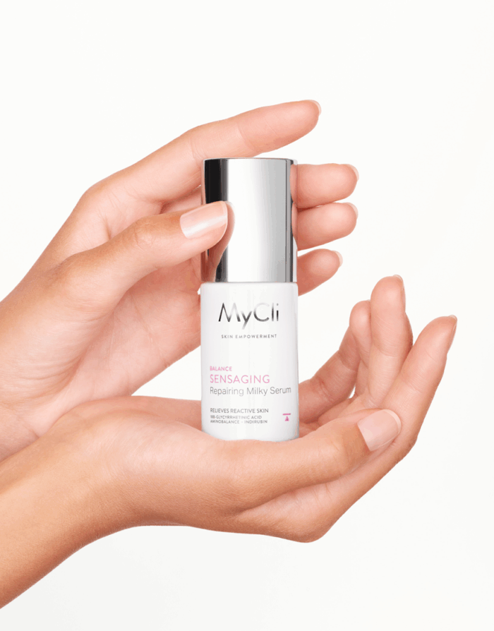 Fotografia delle mani che tengono Sensaging Milky Serum Riparatore 30ml