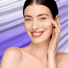 Modella sorridente che applica Liftable Exoserum sullo zigomo